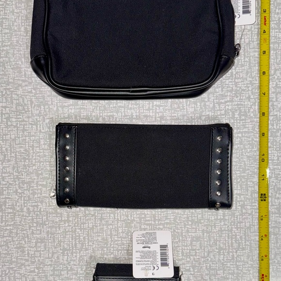 EXCLUSIVE!! Sanrio Hello Kitty Set of 3, Makeup Bag, Trifold Wallet & Coin Purse - Picture 2 of 11